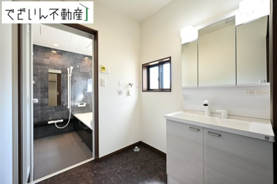 【独立洗面台】 | 本庄市小島　戸建住宅ー＊Design HOUSE＊ | ≪D号棟≫朝の支度も家族並んでスムーズに。洗面台の広さと収納力が、忙しい毎日を支えてくれます。
現地(2025年7月撮影)