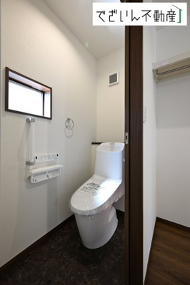 【トイレ】 | 本庄市小島　戸建住宅ー＊Design HOUSE＊ | ≪D号棟≫1・2階にトイレがございます♪朝の忙しい時間帯も待たずにすみそうですね♪毎日使う場所だから、より快適な空間に仕上げられています。
現地(2025年7月撮影)