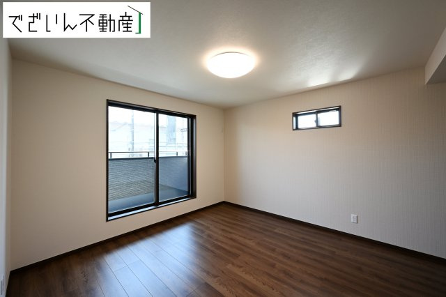 【洋室】 | 本庄市小島　戸建住宅ー＊Design HOUSE＊ | ≪D号棟≫センスが求められるプライベート空間だからこそ、自分の個性を飾るにふさわしい癒しと寛ぎの空間を演出します。
現地(2025年7月撮影)
