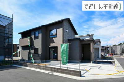 【外観】 | 本庄市小島　戸建住宅ー＊Design HOUSE＊ | ≪D号棟≫流行に左右されず、将来にわたって価値が継続する「上質」な佇まい。おしゃれな雰囲気や自然の潤い、親しみやすさといった個性を、街に新たな価値をもたらし続けます。
現地(2025年7月撮影)