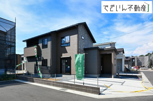 【外観】 | 本庄市小島　新築住宅ー＊Design HOUSE＊ | ≪D号棟≫流行に左右されず、将来にわたって価値が継続する「上質」な佇まい。おしゃれな雰囲気や自然の潤い、親しみやすさといった個性を、街に新たな価値をもたらし続けます。
現地(2025年7月撮影)