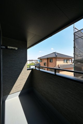 【バルコニー】 | 本庄市小島　戸建住宅ー＊Design HOUSE＊ | ≪D号棟≫ずっと太陽を感じる事ができるのは、遮るものが視界に無いから。彼方に広がる風景が絵画のように広がります。
現地(2025年7月撮影)