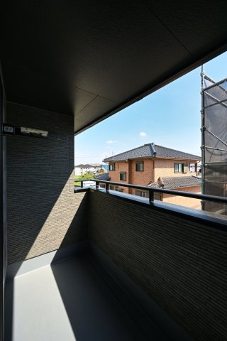 【バルコニー】 | 本庄市小島　戸建住宅ー＊Design HOUSE＊ | ≪D号棟≫ずっと太陽を感じる事ができるのは、遮るものが視界に無いから。彼方に広がる風景が絵画のように広がります。
現地(2025年7月撮影)