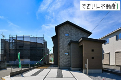 【外観】 | 本庄市小島　戸建住宅ー＊Design HOUSE＊ | ≪D号棟≫爽やかな青空の下に贅沢なほどに降り注ぐ陽光、豊かな居住性と、クオリティが見事に調和した住空間は、住まうことの喜びを感じさせてくれます。
現地(2025年7月撮影)