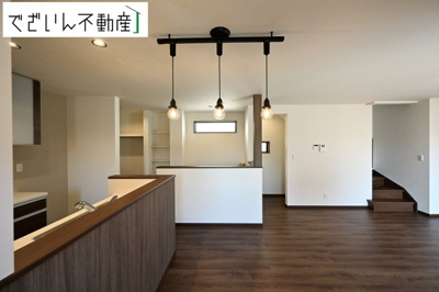 【居間・リビング】 | 本庄市小島　戸建住宅ー＊Design HOUSE＊ | 空気感という居心地の良いＢＧＭは、暮らしのステージを彩り、心のやすらぎと満足感を与えてくれます。通風と採光を考慮した設計は地域の鼓動を感じ、お寛ぎ頂くことが可能です。
現地(2025年7月撮影)