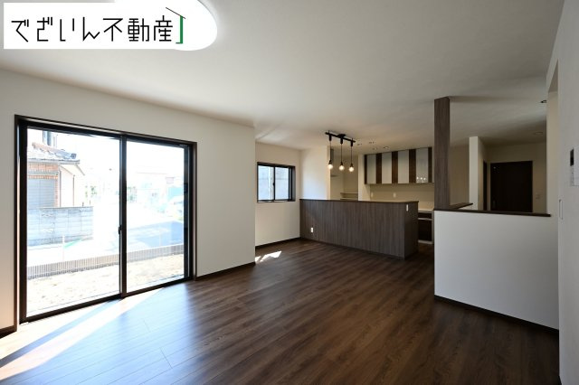 【居間・リビング】 | 本庄市小島　新築住宅ー＊Design HOUSE＊ | ≪D号棟≫広がるやすらぎのプライベート空間。大きい窓から射しこむ眩い光が、広々としたリビング空間を鮮やかに映し出します。
現地(2025年7月撮影)