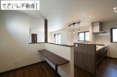 【居間・リビング】 | 本庄市小島　戸建住宅ー＊Design HOUSE＊ | 空気感という居心地の良いＢＧＭは、暮らしのステージを彩り、心のやすらぎと満足感を与えてくれます。通風と採光を考慮した設計は地域の鼓動を感じ、お寛ぎ頂くことが可能です。
現地(2025年7月撮影)