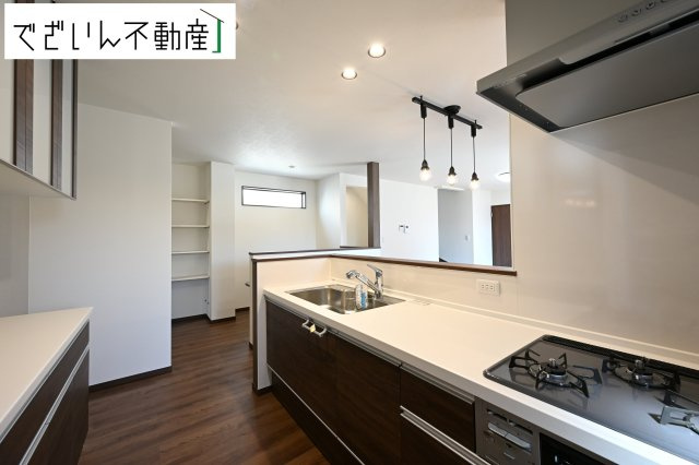 【キッチン】 | 本庄市小島　新築住宅ー＊Design HOUSE＊ | ご家族みんなで調理ができる位のスペースを実現したキッチン空間となっております。みんなで作った料理を召し上がりながらの会話は、自然と笑いが絶えない空間がそこに広がります。
現地(2025年7月撮影)