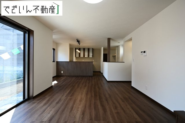 【居間・リビング】 | 本庄市小島　新築住宅ー＊Design HOUSE＊ | ≪D号棟≫広がるやすらぎのプライベート空間。大きい窓から射しこむ眩い光が、広々としたリビング空間を鮮やかに映し出します。
現地(2025年7月撮影)