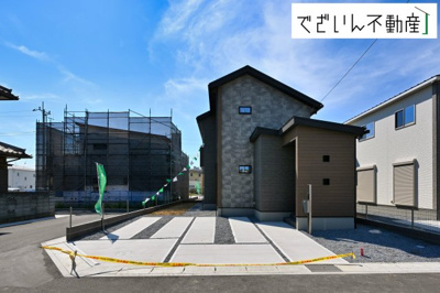 【外観】 | 本庄市小島　戸建住宅ー＊Design HOUSE＊ | ≪D号棟≫爽やかな青空の下に贅沢なほどに降り注ぐ陽光、豊かな居住性と、クオリティが見事に調和した住空間は、住まうことの喜びを感じさせてくれます。
現地(2025年7月撮影)