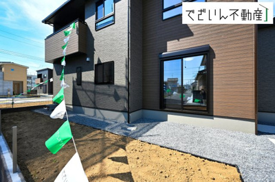 【外観】 | 本庄市小島　戸建住宅ー＊Design HOUSE＊ | ≪D号棟≫穏やかな佇まいが、家族の新しい日常を優しく包み込む。静かな街並みに、安心して子育てできる環境が整っています。
現地(2025年7月撮影)
