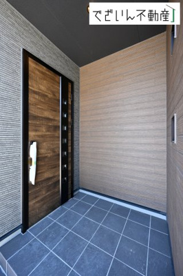 【玄関】 | 本庄市小島　戸建住宅ー＊Design HOUSE＊ | ≪D号棟≫「ただいま」と「おかえり」が自然と交わされる、明るく開放的な玄関。家族の絆が深まる場所です。
現地(2025年7月撮影)