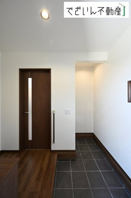 【玄関】 | 本庄市小島　戸建住宅ー＊Design HOUSE＊ | ≪D号棟≫靴や荷物がすっきり収まる収納付き。来客時も安心して迎えられる、整った印象の玄関です。
現地(2025年7月撮影)