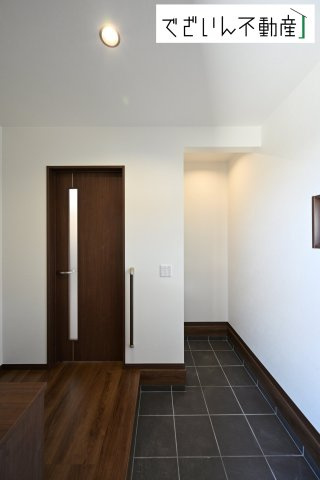 【玄関】 | 本庄市小島　戸建住宅ー＊Design HOUSE＊ | ≪D号棟≫靴や荷物がすっきり収まる収納付き。来客時も安心して迎えられる、整った印象の玄関です。
現地(2025年7月撮影)