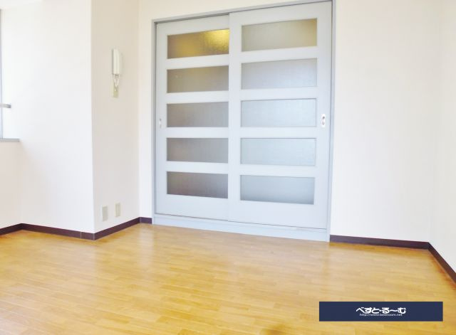 ヴェルビュ桜町の洋室