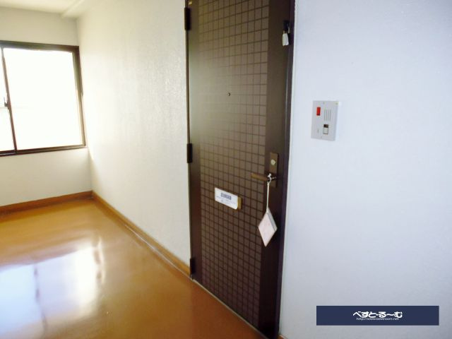 ヴェルビュ桜町の玄関