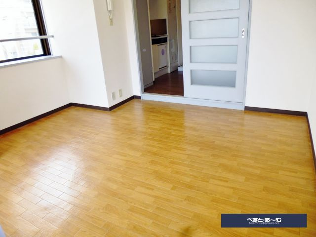 ヴェルビュ桜町の洋室