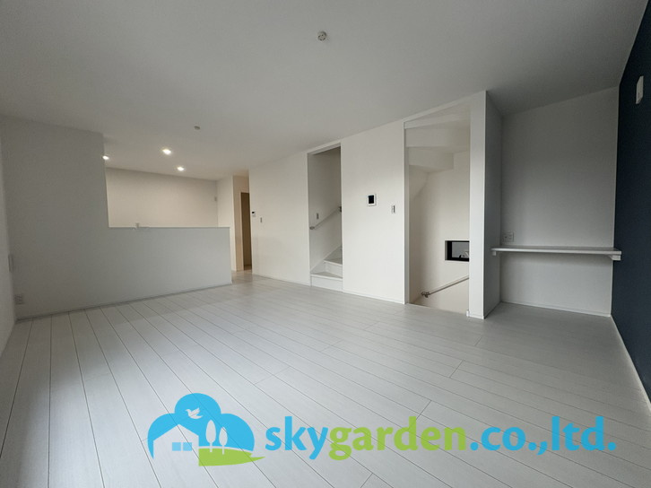 鎌倉市腰越4丁目4期　新築戸建　全3棟2号棟の居間・リビング