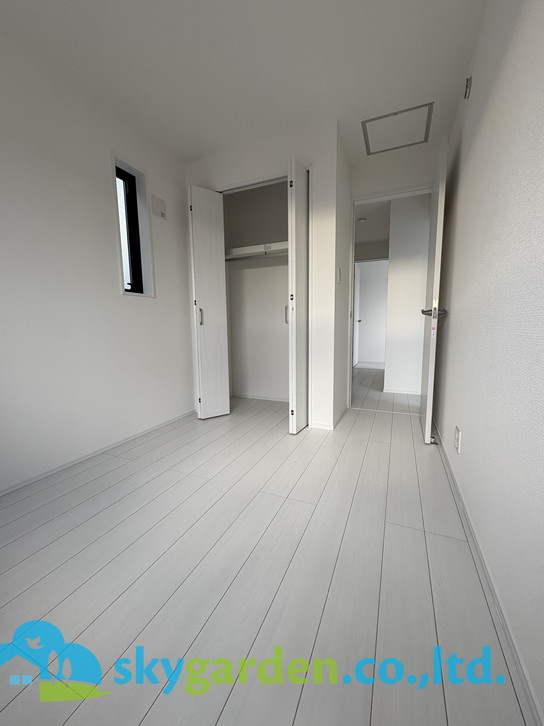 鎌倉市腰越4丁目4期　新築戸建　全3棟2号棟の洋室