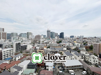 【展望】 | 眼前に広がる空の雄大さと、このお部屋の自慢の一つである「眺望」をご覧ください。毎日、この景色を独り占めできる新生活に夢が広がります。～即日のご見学可能～　お問合せはお気軽にどうぞ。