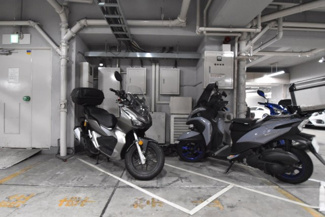 【駐車場】 | バイク置き場。空き区画の有無や駐輪料金、サイズおよび排気量規定などについては、改めてお問い合わせください。～即日のご見学可能～　お問合せはお気軽にどうぞ。
