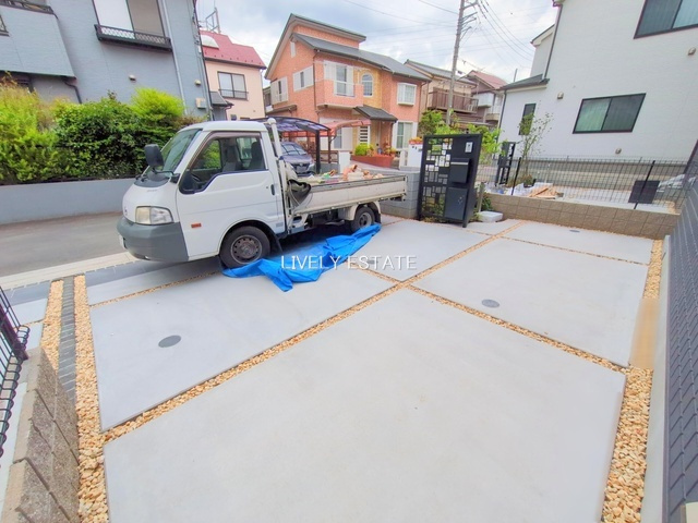 草加市新里町 新築分譲住宅 全6棟の駐車場