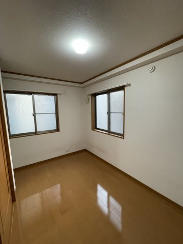 ファミールさかえの洋室