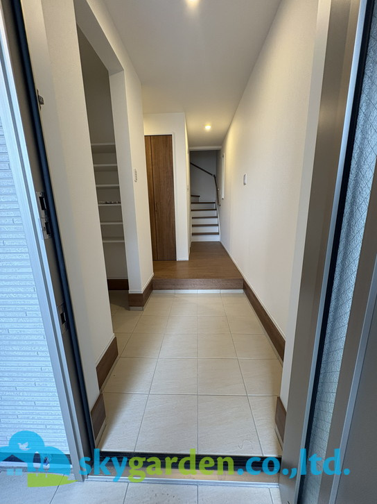 鎌倉市腰越4丁目4期　新築戸建　全3棟3号棟の玄関|明るく広々玄関