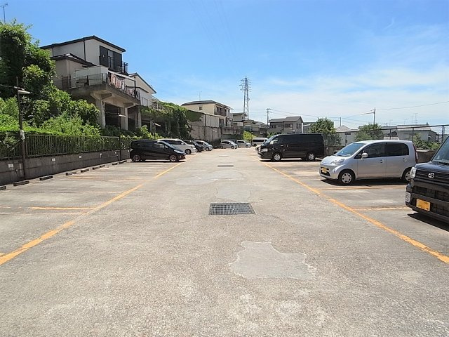 グランディアミアモーレ鈴蘭台の駐車場|敷地内の駐車場、広々スペースにロボットゲート付き