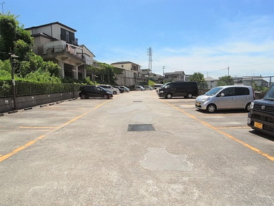 【駐車場】 | グランディアミアモーレ鈴蘭台 | 敷地内の駐車場、広々スペースにロボットゲート付き