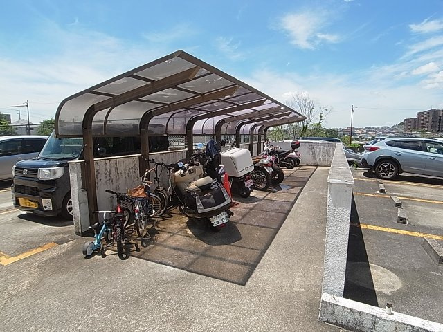 グランディアミアモーレ鈴蘭台のその他共用部分|バイクも置ける駐輪スペース