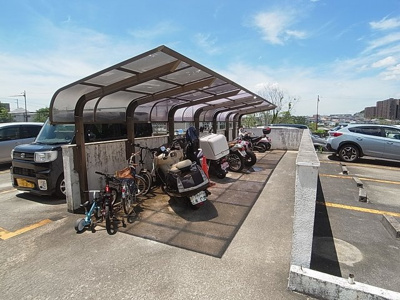 【その他共用部分】 | グランディアミアモーレ鈴蘭台 | バイクも置ける駐輪スペース