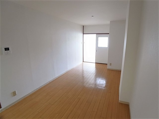 グランディアミアモーレ鈴蘭台の居間・リビング|開放感の広々したリビングスペース