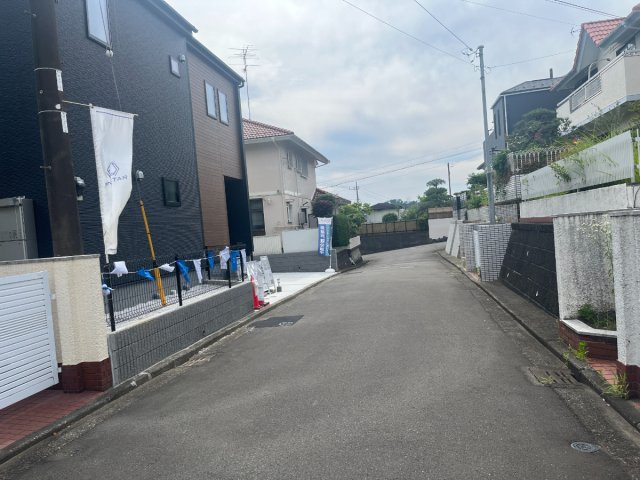 青葉区すみよし台　新築分譲住宅　全1棟の前面道路含む現地写真