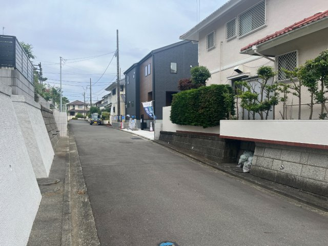 青葉区すみよし台　新築分譲住宅　全1棟の前面道路含む現地写真