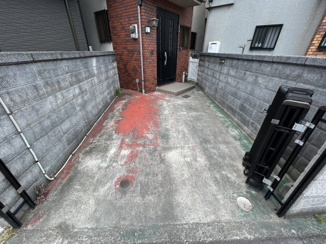 玉津町高津橋貸家の駐車場