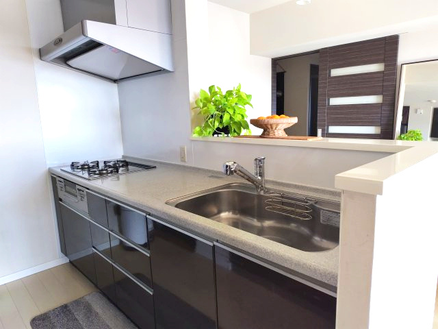 ウィルローズ鴻巣。『鴻巣駅』東口8分の11階のお部屋のキッチン|ガスコンロは令和7年8月に交換済みです。安心してご使用いただけます。