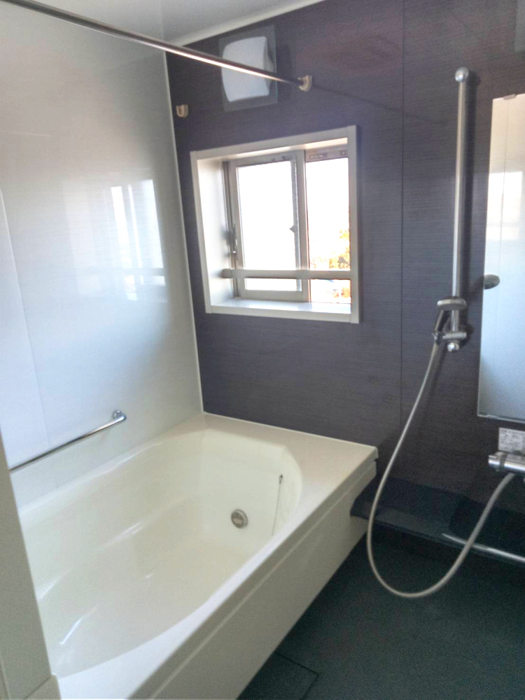 ウィルローズ鴻巣。『鴻巣駅』東口8分の11階のお部屋の浴室|窓付きで明るく、開放的なバスルーム。換気がしやすく快適にお使いいただけます。