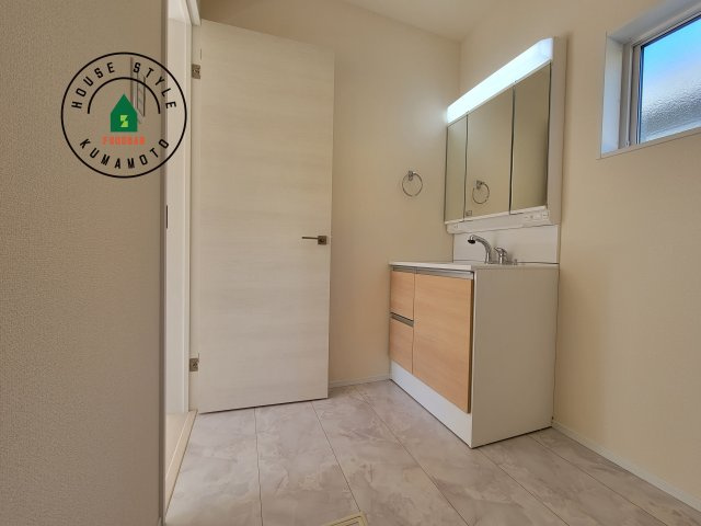 熊本市南区並建町第2-2棟（1号棟）の脱衣所|ゆとりの洗面スペースで朝の身支度もスムーズに。暮らしを快適に変えるシャワー付洗面台です！