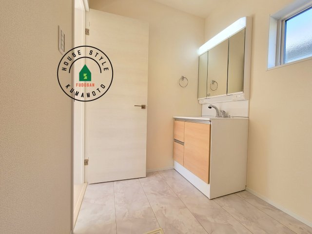 熊本市南区並建町第2-2棟（1号棟）の脱衣所|ゆとりの洗面スペースで朝の身支度もスムーズに。暮らしを快適に変えるシャワー付洗面台です！