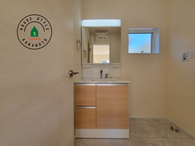 熊本市南区並建町第2-2棟（1号棟）の独立洗面台|毎日使うものだから清潔な空間を保ちたい水回り。洗面にはそんな願いを解消させてくれる収納アイデアが満載です。三面鏡の裏側にはキャビネットが現れ小物から背の高い物まで収納できます。