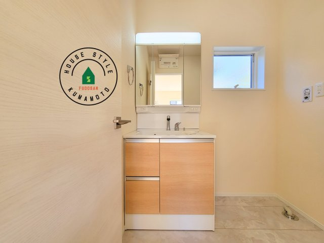 熊本市南区並建町第2-2棟（1号棟）の独立洗面台|毎日使うものだから清潔な空間を保ちたい水回り。洗面にはそんな願いを解消させてくれる収納アイデアが満載です。三面鏡の裏側にはキャビネットが現れ小物から背の高い物まで収納できます。