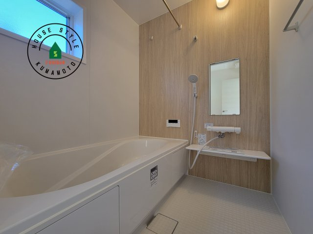 熊本市南区並建町第2-2棟（1号棟）の浴室|1日の疲れを癒してくれる広々バスルーム。雨の日のお洗濯にも大活躍な浴室乾燥機付です！