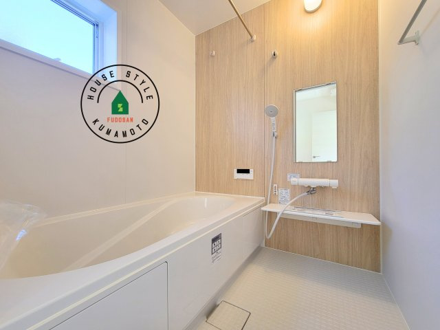 熊本市南区並建町第2-2棟（1号棟）の浴室|1日の疲れを癒してくれる広々バスルーム。雨の日のお洗濯にも大活躍な浴室乾燥機付です！