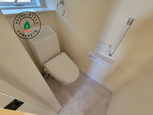 熊本市南区並建町第2-2棟（1号棟）のトイレ|温水洗浄便座を完備しております。2ヶ所にトイレがあるのは朝の慌ただしい時間も安心です。