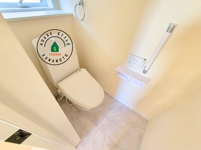 熊本市南区並建町第2-2棟（1号棟）のトイレ|温水洗浄便座を完備しております。2ヶ所にトイレがあるのは朝の慌ただしい時間も安心です。