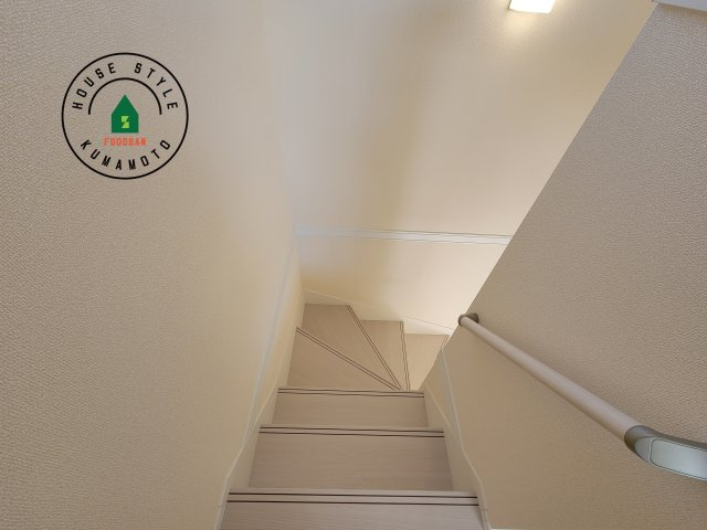 熊本市南区並建町第2-2棟（1号棟）の内装|＜手すり付階段＞手すりがないと階段の昇り降りで危険なことはもちろん、壁に手をつきながら歩くことで壁紙が汚れやすくなります。すべての方に快適に昇り降りしていただくため、手すりを設置しました。