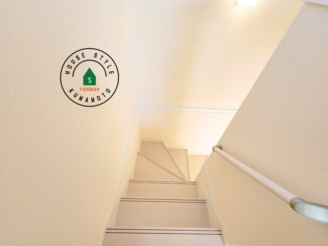 熊本市南区並建町第2-2棟（1号棟）の内装|＜手すり付階段＞手すりがないと階段の昇り降りで危険なことはもちろん、壁に手をつきながら歩くことで壁紙が汚れやすくなります。すべての方に快適に昇り降りしていただくため、手すりを設置しました。