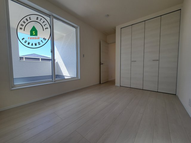 熊本市南区並建町第2-2棟（1号棟）の寝室|主寝室には収納力に優れたクローゼットがありますので、お部屋もすっきり片付きます。