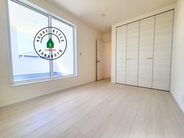 熊本市南区並建町第2-2棟（1号棟）の寝室|主寝室には収納力に優れたクローゼットがありますので、お部屋もすっきり片付きます。